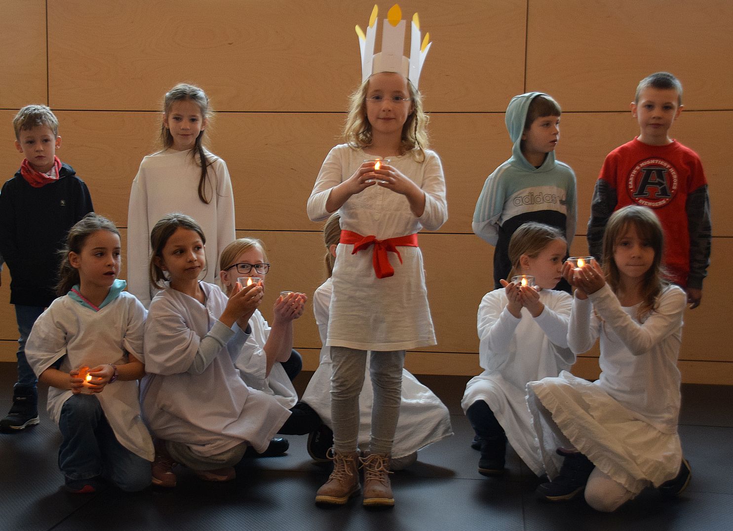 Kinder mit der heiligen Lucia auf der Bühne